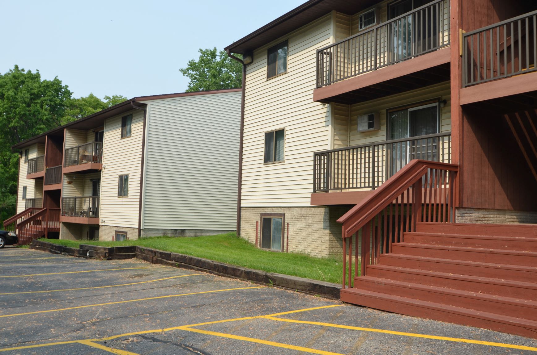 Oakland Village Apartments, 720 Oakland St., La Crosse, WI RentCafe